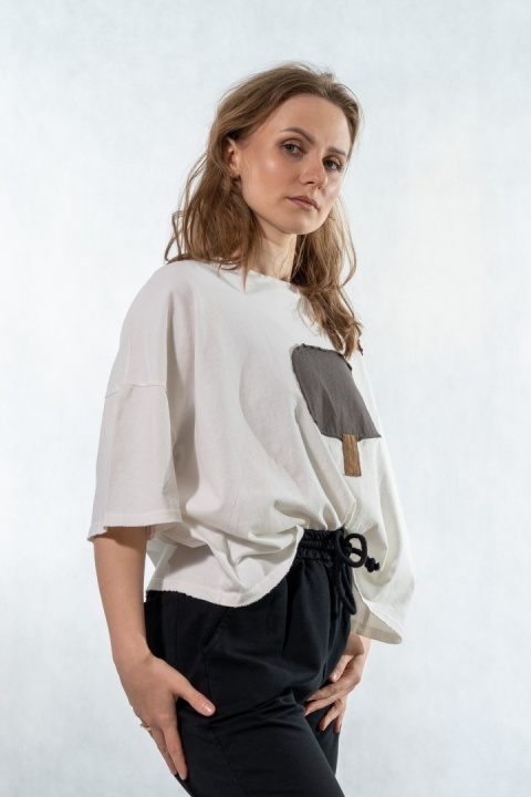 T-shirt oversize z naszywanymi motywami - Biały