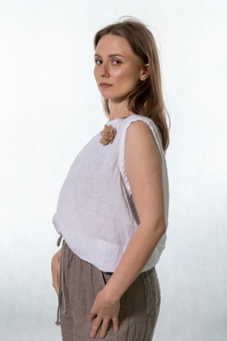 Lniany top damski z broszką Gioya & Co. - Bianco