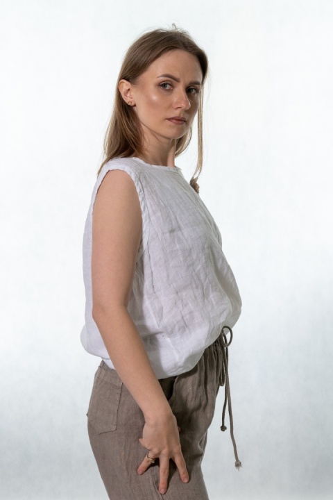 Lniany top damski z broszką Gioya & Co. - Bianco