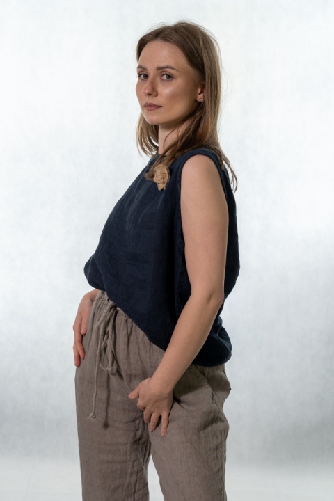 lniany top damski z broszką Gioya & Co. - Blu