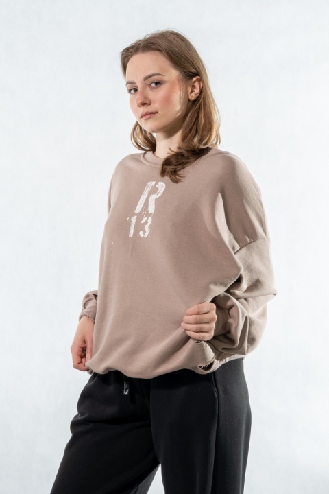 Bluza damska COLETTE z lekko postarzanym nadrukiem „R13" - Cappuccino