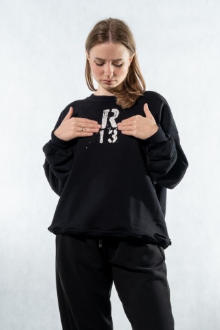 Bluza damska COLETTE z lekko postarzanym nadrukiem „R13" - Czarna