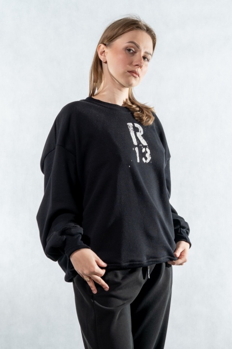 Bluza damska COLETTE z lekko postarzanym nadrukiem „R13" - Czarna