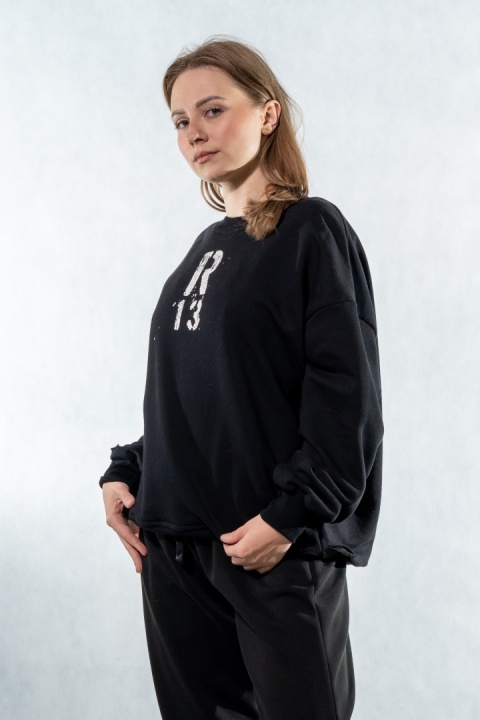 Bluza damska COLETTE z lekko postarzanym nadrukiem „R13" - Czarna