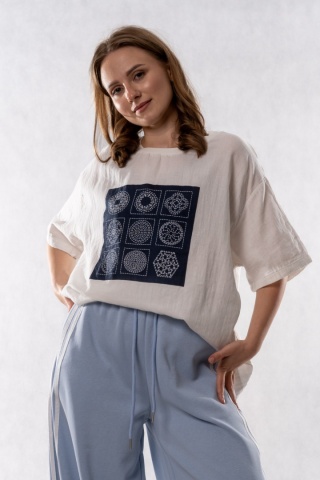 T-shirt oversize z haftowaną aplikacją - biały