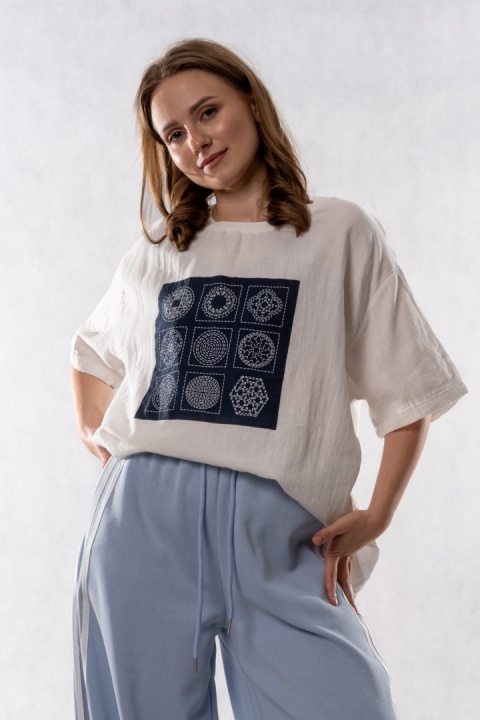 T-shirt oversize z haftowaną aplikacją - biały