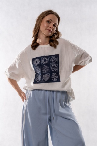 T-shirt oversize z haftowaną aplikacją - biały