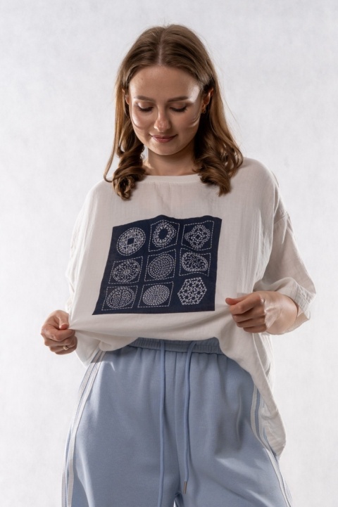 T-shirt oversize z haftowaną aplikacją - biały