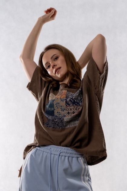T-shirt oversize z patchworkową aplikacją – brązowy