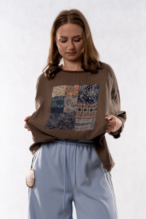 T-shirt oversize z patchworkową aplikacją – brązowy