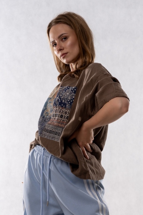 T-shirt oversize z patchworkową aplikacją – brązowy