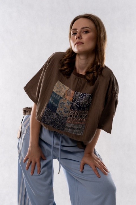 T-shirt oversize z patchworkową aplikacją – brązowy