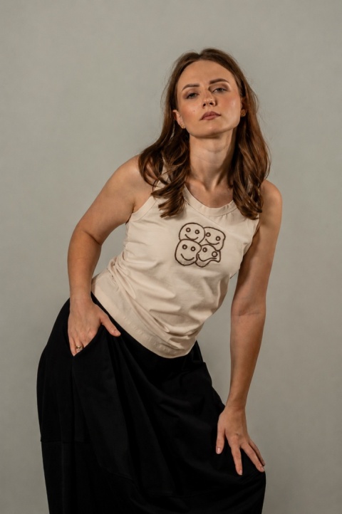 Top z haftem COLETTE – Beżowy