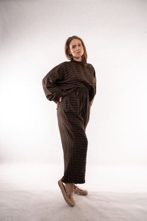 Bawełniana bluzka o kroju kimono w żakardowe pasy BUPRO - Brązowe