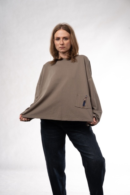 Bawełniany longsleeve oversize z kieszonką Eleven Studios Khaki