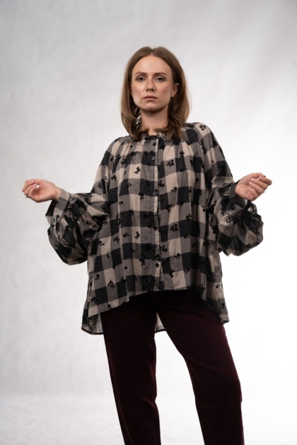 Wzorzysta koszula oversize Wiya – Krata & Floral - Nero