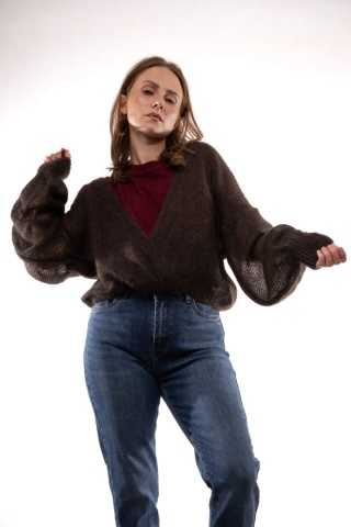 Sweter z kopertowym dekoltem z mohairu Gorzka Czekolada ART. 2029