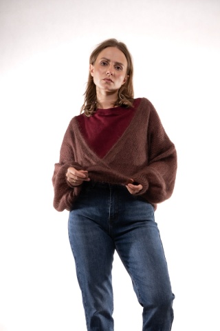 Sweter z kopertowym dekoltem z mohairu Mleczna Czekolada ART. 2029