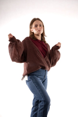 Sweter z kopertowym dekoltem z mohairu Mleczna Czekolada ART. 2029
