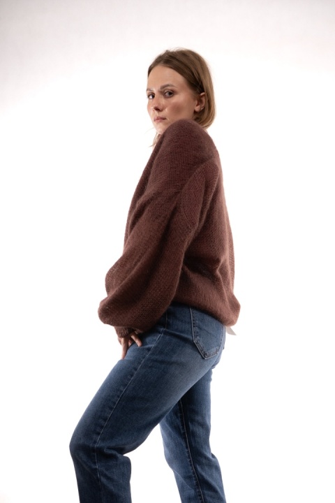 Sweter z kopertowym dekoltem z mohairu Mleczna Czekolada ART. 2029
