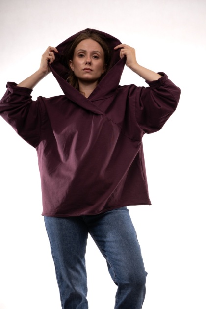 Bawełniana bluza oversize z kapturem i asymetrycznym dekoltem Śliwkowa Gioya 12861