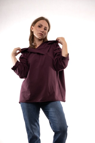 Bawełniana bluza oversize z kapturem i asymetrycznym dekoltem Śliwkowa Gioya 12861