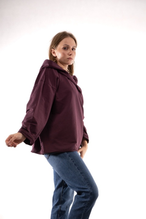 Bawełniana bluza oversize z kapturem i asymetrycznym dekoltem Śliwkowa Gioya 12861
