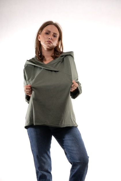 Bawełniana bluza oversize z kapturem i asymetrycznym dekoltem Khaki Gioya 12861