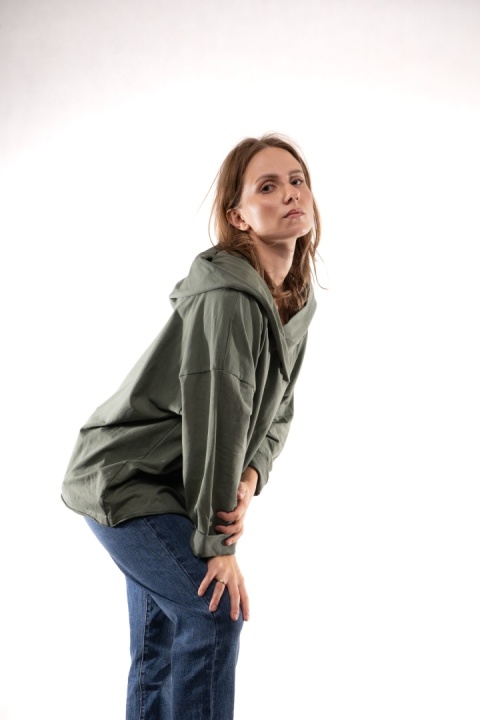 Bawełniana bluza oversize z kapturem i asymetrycznym dekoltem Khaki Gioya 12861