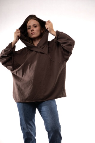 Bawełniana bluza oversize z kapturem i asymetrycznym dekoltem Brązowa Gioya 12861