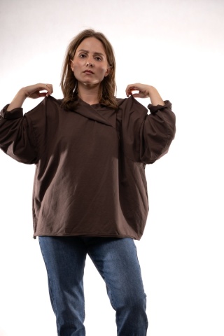 Bawełniana bluza oversize z kapturem i asymetrycznym dekoltem Brązowa Gioya 12861