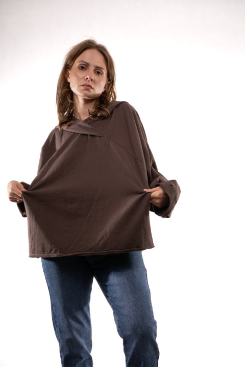 Bawełniana bluza oversize z kapturem i asymetrycznym dekoltem Brązowa Gioya 12861