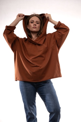 Bawełniana bluza oversize z kapturem i asymetrycznym dekoltem Ruda Gioya 12861
