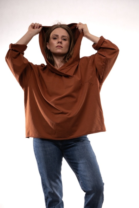 Bawełniana bluza oversize z kapturem i asymetrycznym dekoltem Ruda Gioya 12861