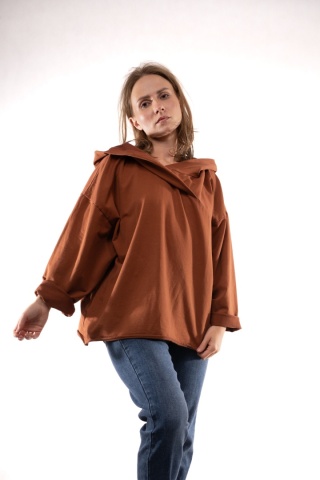 Bawełniana bluza oversize z kapturem i asymetrycznym dekoltem Ruda Gioya 12861