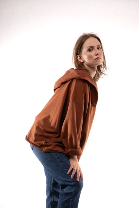 Bawełniana bluza oversize z kapturem i asymetrycznym dekoltem Ruda Gioya 12861