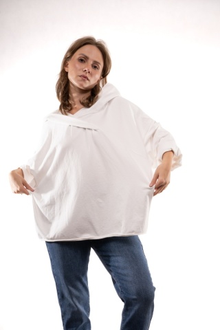 Bawełniana bluza oversize z kapturem i asymetrycznym dekoltem Biała Gioya 12861