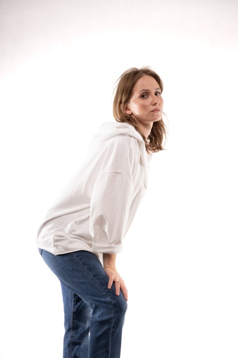 Bawełniana bluza oversize z kapturem i asymetrycznym dekoltem Biała Gioya 12861