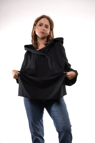 Bawełniana bluza oversize z kapturem i asymetrycznym dekoltem Czarna Gioya 12861