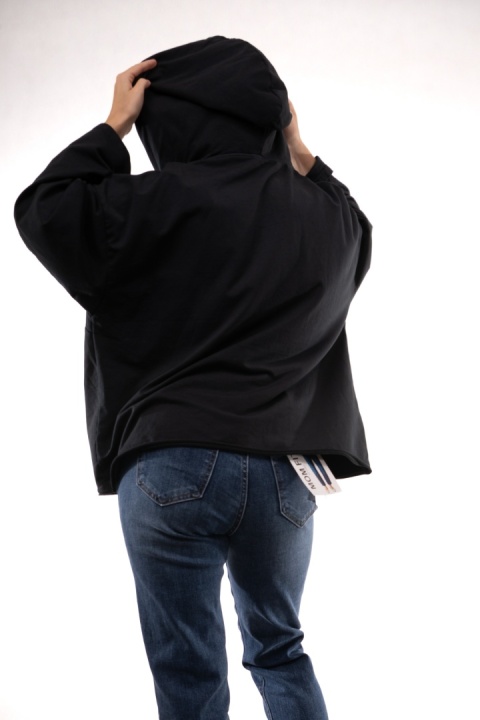 Bawełniana bluza oversize z kapturem i asymetrycznym dekoltem Czarna Gioya 12861