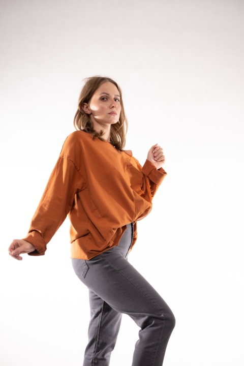 Bawełniany longsleeve oversize z geometrycznymi przeszyciami Rudy Wendy Trendy