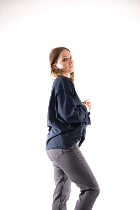 Bawełniany longsleeve oversize z geometrycznymi przeszyciami Granatowa Wendy Trendy
