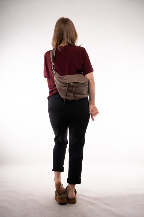 Duża torebka nerka / saszetka crossbody ze skóry cielęcej Toupe