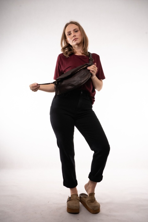 Duża torebka nerka / saszetka crossbody ze skóry cielęcej Gorzka Czekolada
