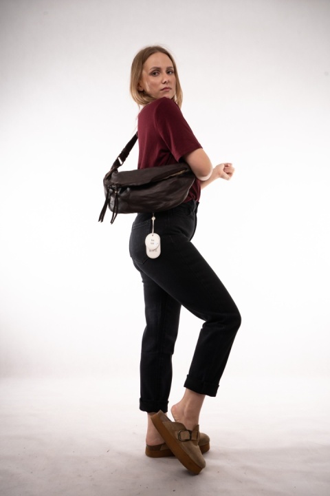 Duża torebka nerka / saszetka crossbody ze skóry cielęcej Gorzka Czekolada