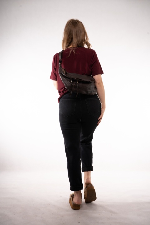 Duża torebka nerka / saszetka crossbody ze skóry cielęcej Gorzka Czekolada