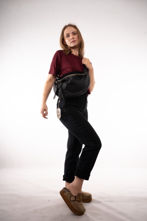 Duża torebka nerka / saszetka crossbody ze skóry cielęcej Czarna
