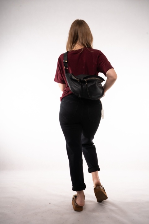 Duża torebka nerka / saszetka crossbody ze skóry cielęcej Czarna