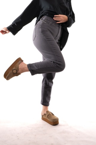 Grafitowe jeansy mom fit AD'ORO