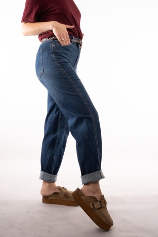 Jeansy mom fit z paskiem z ćwiekami NAIiF DENIM